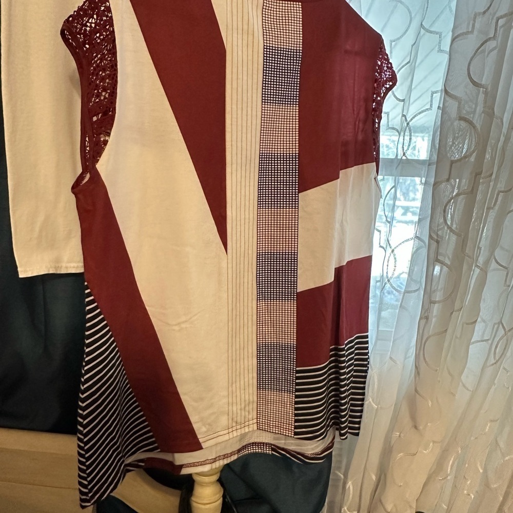 Source Unknown Red and White Patterned Blouse - Picture 2 of 2